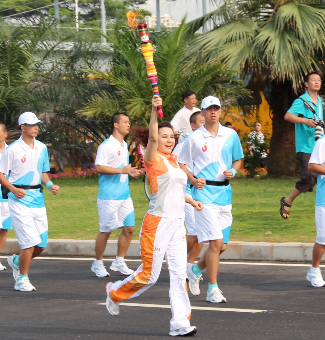 2011年深圳大运会火炬手,茹仙古丽017号举炬奔跑