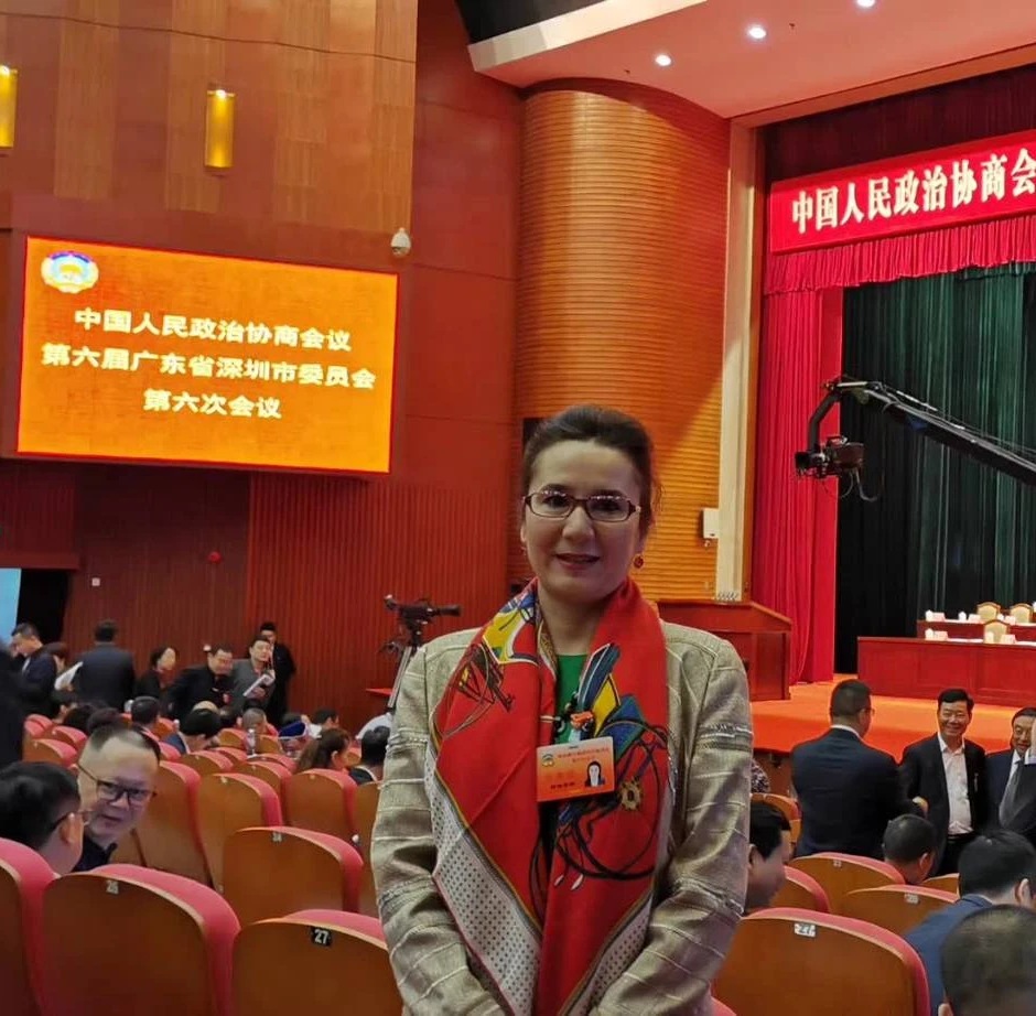 2020年深圳市政协六届六次会议会场,茹仙古丽佩出席证留影