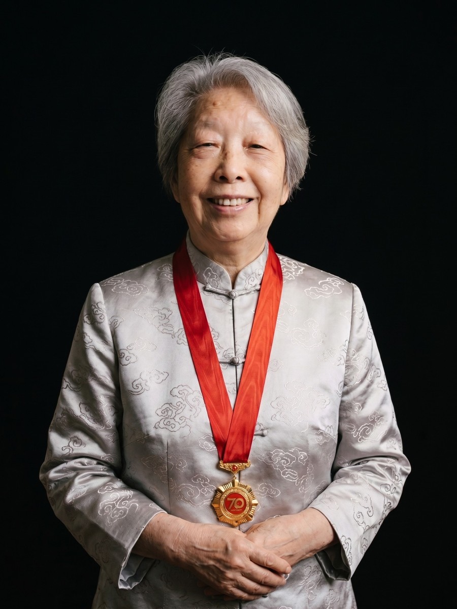 傅起凤肖像,银灰短发,浅灰云纹立领上衣,佩红绶带,暗底