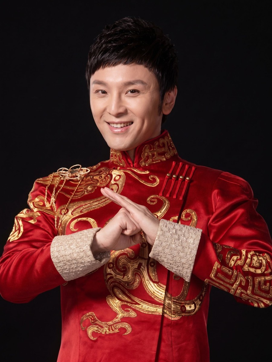 傅琰东肖像,红色金绣演出服,双手抱拳,暗底