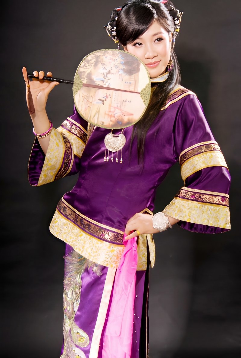 刘蓓,紫色东方传统演出服,手持团扇