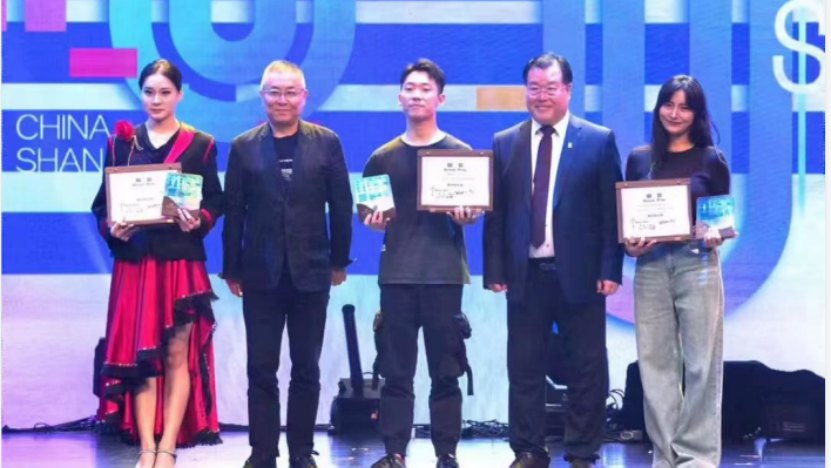 Another Success for the Acrobatic Troupe of Xinjiang Art Theatre: the Magic Act "The Grapes Are Ripe" in the Newcomer Competition at the 12th Shanghai International Magic Festival — Photo 2