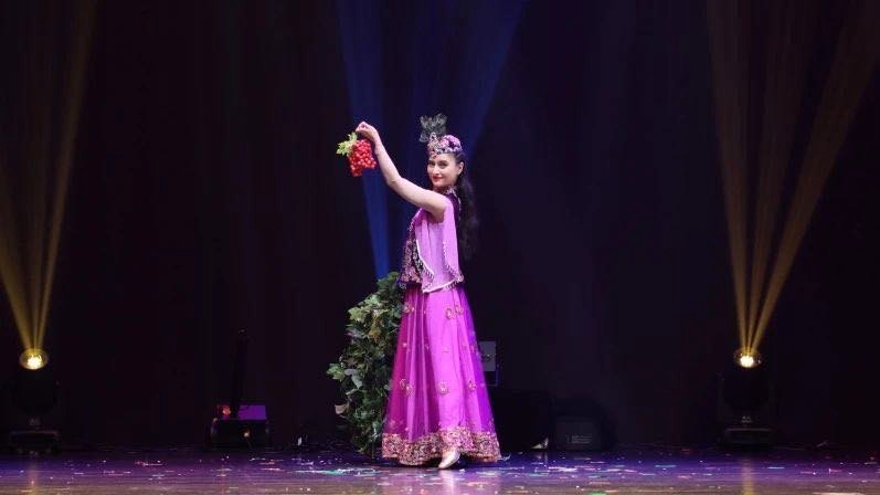 Another Success for the Acrobatic Troupe of Xinjiang Art Theatre: the Magic Act "The Grapes Are Ripe" in the Newcomer Competition at the 12th Shanghai International Magic Festival — Photo 3