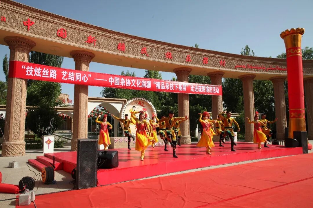 China Acrobats Association's "Culture Nourishing Xinjiang: Fine Acrobatics to the Grassroots" public-benefit performances across Kashgar Prefecture and Ili Prefecture in Xinjiang — Photo 12