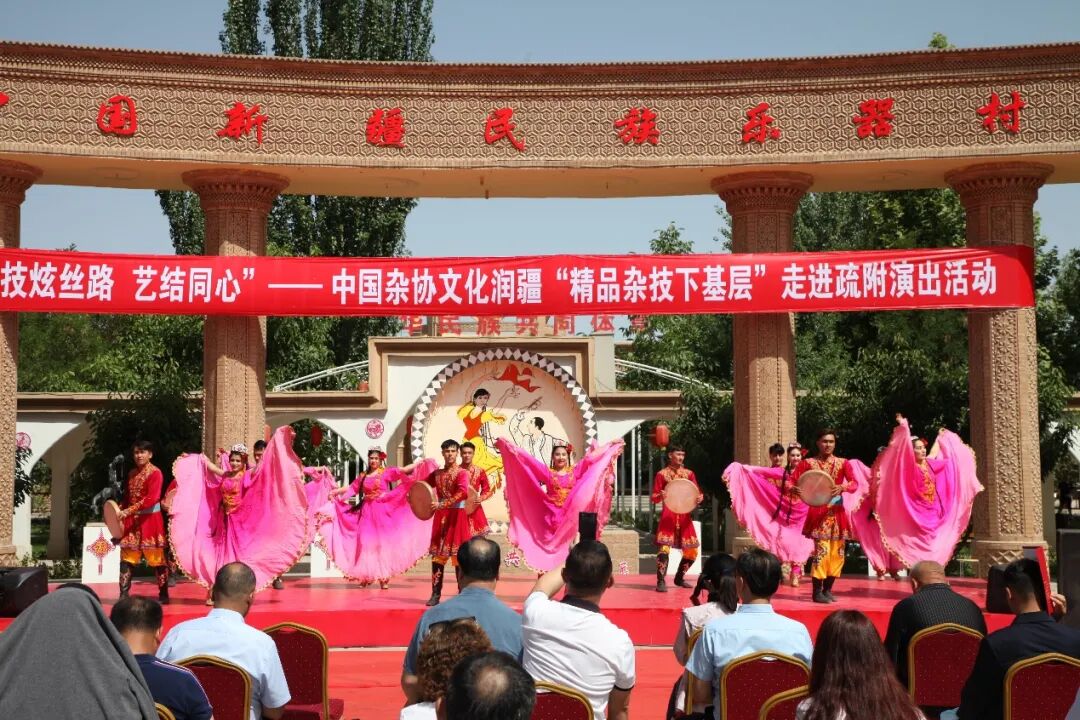 China Acrobats Association's "Culture Nourishing Xinjiang: Fine Acrobatics to the Grassroots" public-benefit performances across Kashgar Prefecture and Ili Prefecture in Xinjiang — Photo 17