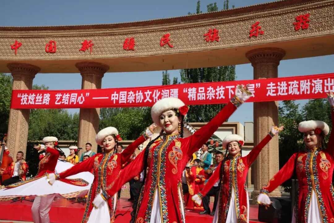 China Acrobats Association's "Culture Nourishing Xinjiang: Fine Acrobatics to the Grassroots" public-benefit performances across Kashgar Prefecture and Ili Prefecture in Xinjiang — Photo 9