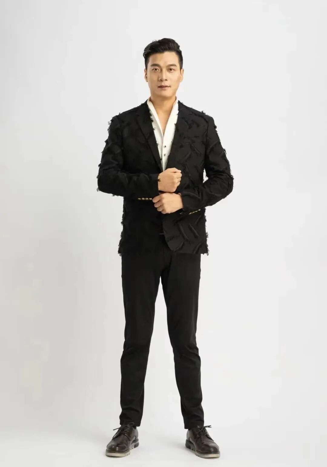 Hu Linglong, Outstanding Magician of the China National Acrobatic Troupe, Awarded the Honorary Title "Leading Magic Talent of the New Era" — image 1